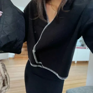 Stitch kappa gina - Superfin kappa/kofta från gina. Kan användas både inne och som en jacka. Superfint skick.🩷 Slutsåld på gina. Skriv för egna bilder🥰