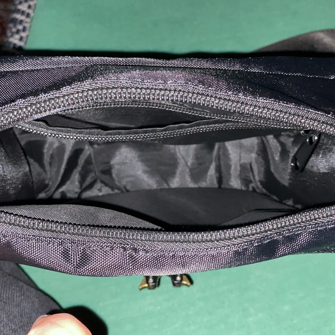 Svart axelväska med dekorativt emblem - 3