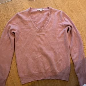 Rosa kashmirtröja från Uniqlo - Säljer en mjuk och stilren rosa kashmirtröja från Uniqlo. Tröjan har en v-ringad design och långa ärmar💕 