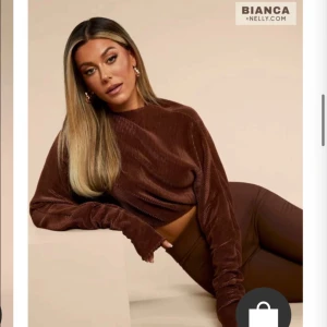 Brun ribbad croppad tröja från Bianca x Nelly - Säljer en snygg brun ribbad tröja från Bianca x Nelly. Tröjan är croppad med långa ärmar och har en stilren design. Säljer då jag inte får användning av den! 