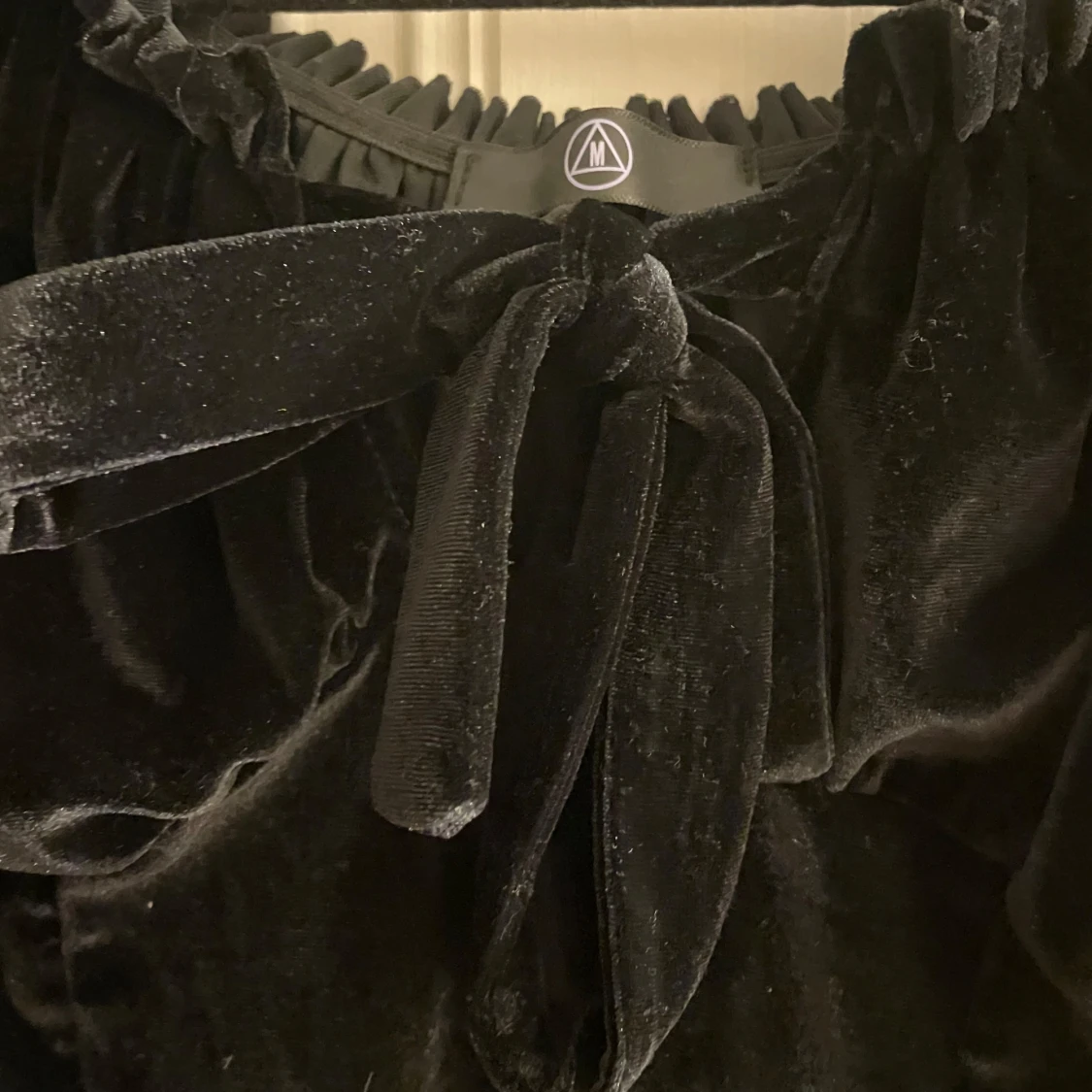 Svart sammetstopp med puffärm och knyt - 2