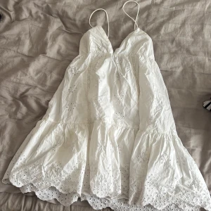 vit populär klänning ZARA - Säljer denna vita klänningen som trendade för några år sedan. Den är superfin och enkel med fint broderi mönster. Den är tyvärr för liten för mig! Den har tecken på användning då den har gulaktiga fläckar på sig från sololja (se sista bild). Så lägg gärna prisförslag på denna ni hade kunnat tänka er då den som sagt har gulaktiga fläckar, har inte testat men de går säkert bort i noggrann tvätt❤️