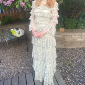 Långklänning från By Malina  - Perfekt långklänning till antingen bal eller bröllop. Lite lång på mig som är 165. Klänningen har endast använts 2 gånger och har inga skador eller tecken på användning. Färgen är ljusgrön vilket kanske är lite svårt att se på bilderna.