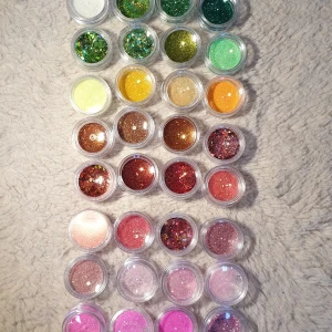 Nagelglitter - 48 st nagelglitter i diverse olika färger, de flesta oöppnade.