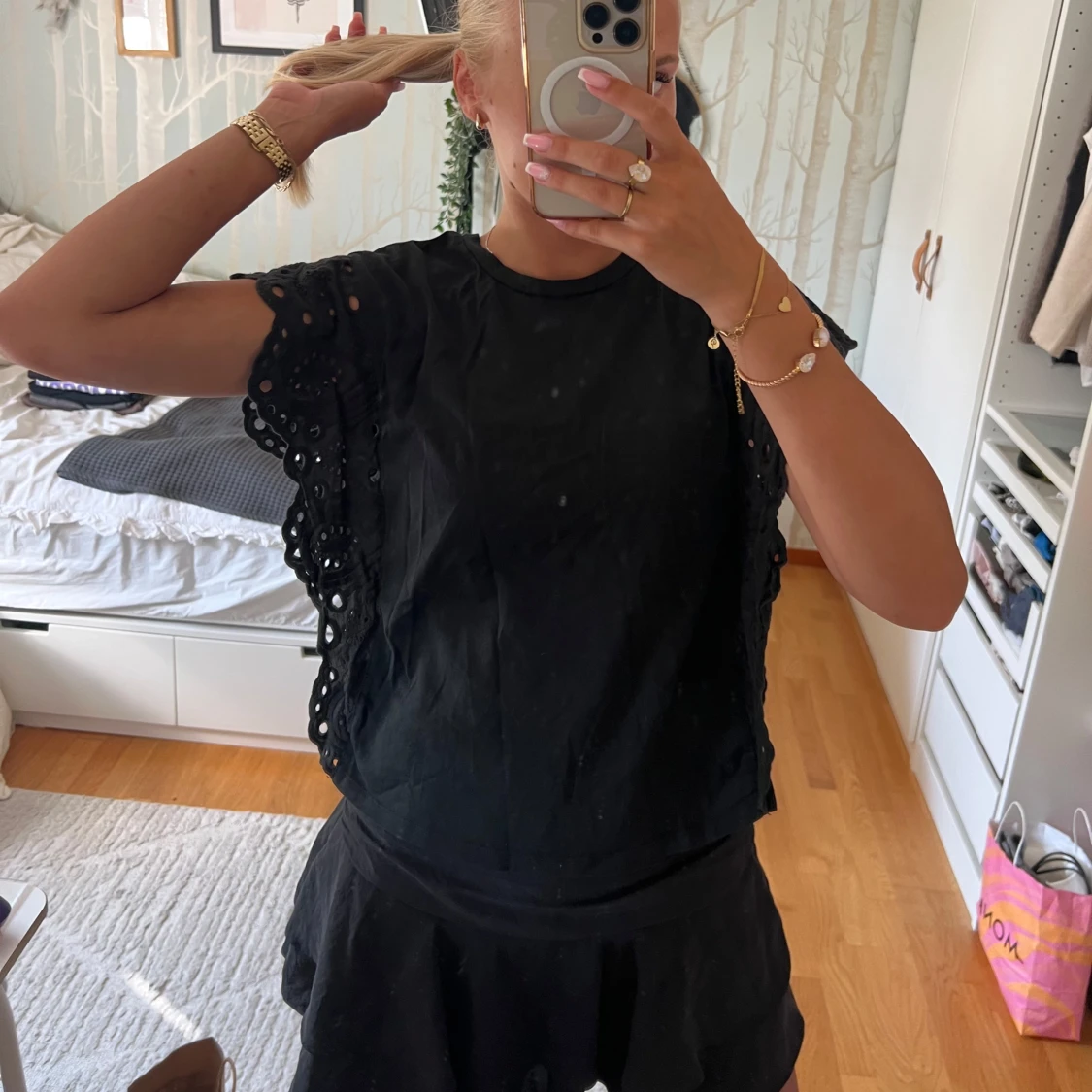 Svart blus med broderade volangärmar - 1