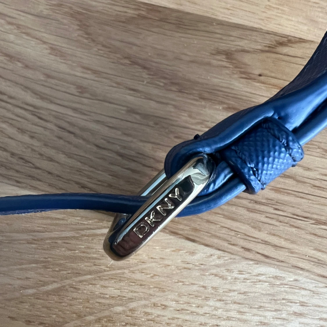 Blå axelväska från DKNY med nitar - 3