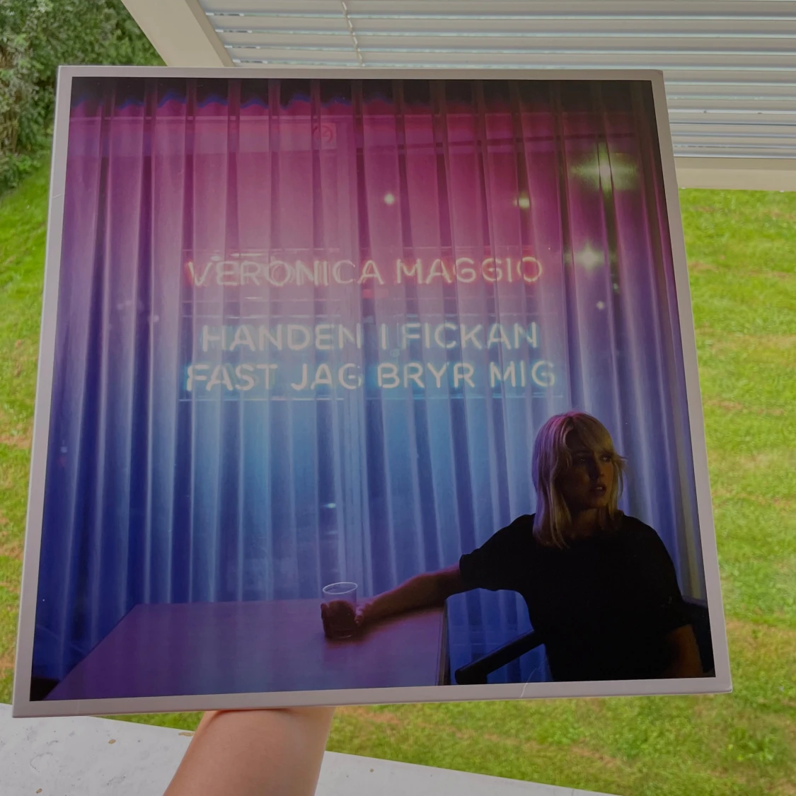 Handen i fickan fast jag bryr mig