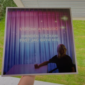 Handen i fickan fast jag bryr mig - En snygg och modern skiva med foton, texter och låttexter från Veronica Maggio. Aldrig använd ska jag tillägga! Perfekt för dig som älskar musik, popkultur och vill inspireras av en av Sveriges största artister. Köpt för 699 på Vinted 
