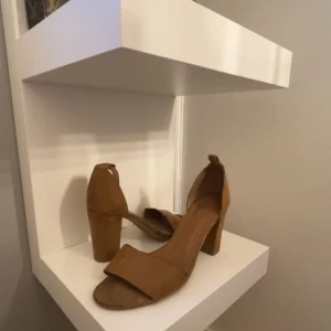 Bruna och svarta klackar - Har två par klackar i olika färger. Säljer de för 90 kr styck