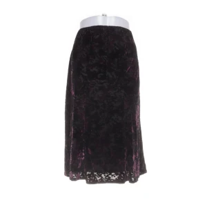 Mörklila sammetkjol från Afibel - Mörklila långkjol i mjuk sammet från Afibel. Kjolen har en lätt glansig yta och subtilt mönster i lila. Väldigt whimsigoth, passar perfekt för hösten :))