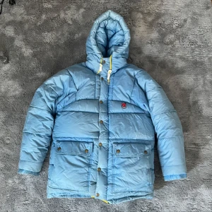 Fjällräven expedition down lite jacket - Den gamla modellen Fjällräven expedition down lite jacket. Storlek xxs men sitter snarare sol en S. Många år av användning så den har bland annat en lagning på ena ärmen. Säljer den till bra pris pågrund av skicket !