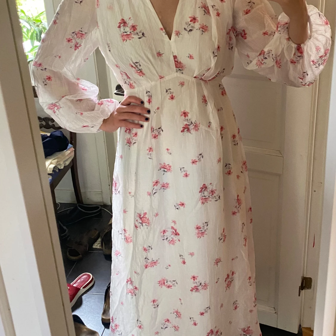 Vit långklänning med blommigt mönster