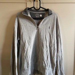 Grå half zip tröja Polo Ralph Lauren - Grå half zip tröja från Ralph lauren i mycket bra skick