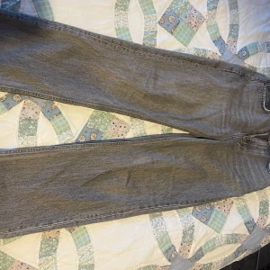 Grå jeans från Gina tricot perfect jeans, stl 34 - Säljer ett par grå jeans från g perfect jeans i storlek 34. Jeansen har rak passform och klassisk femficksdesign. Materialet är denim och färgen är en snygg, lite tvättad grå nyans. Perfekta för en avslappnad och stilren look.