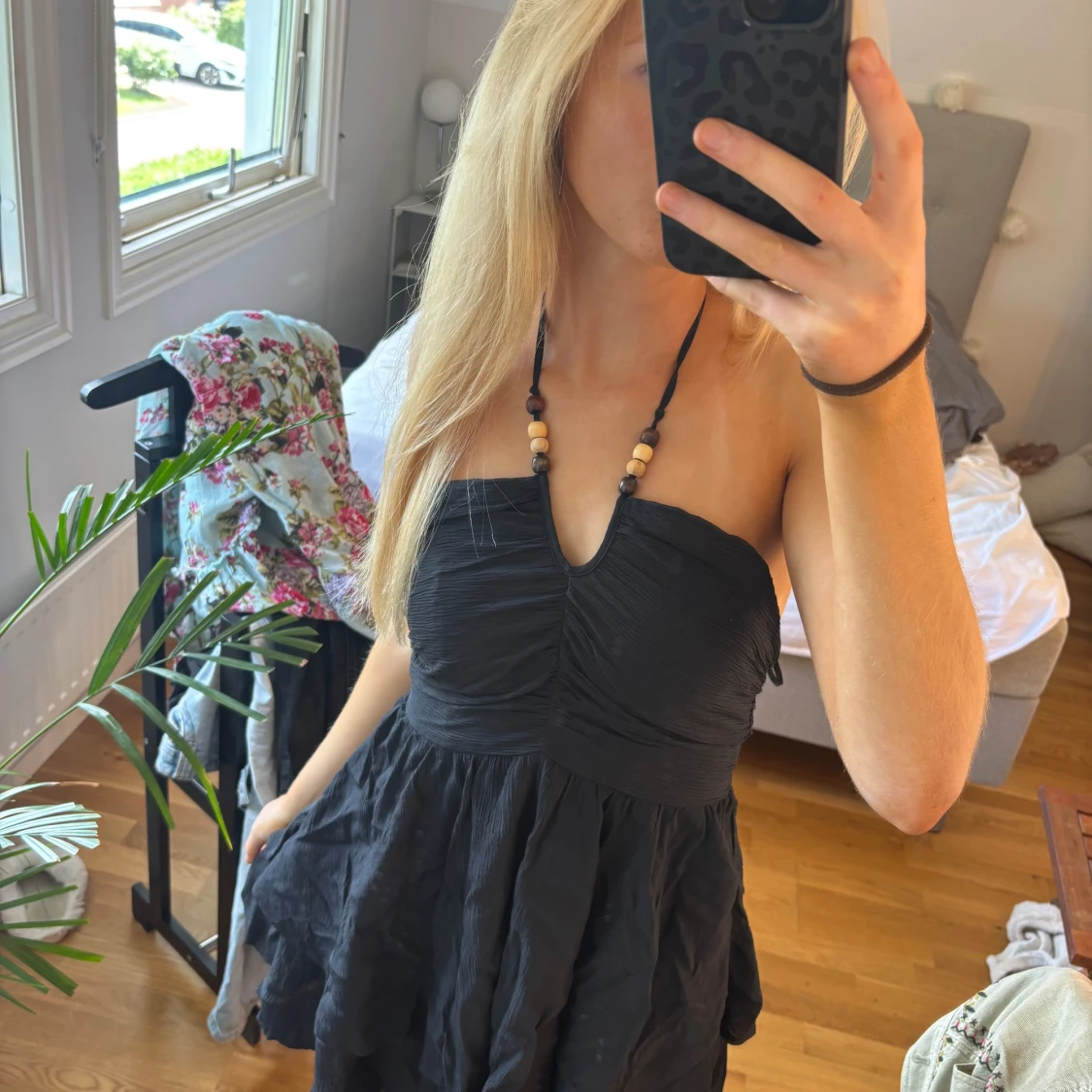 Svart kort halterneckklänning - 1