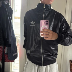 Adidas zip - Svart adidas originals zip up med krage och silvrig original logga. Storlek M och köpt för 749 nu. Ej kommit till användning därav bra skick