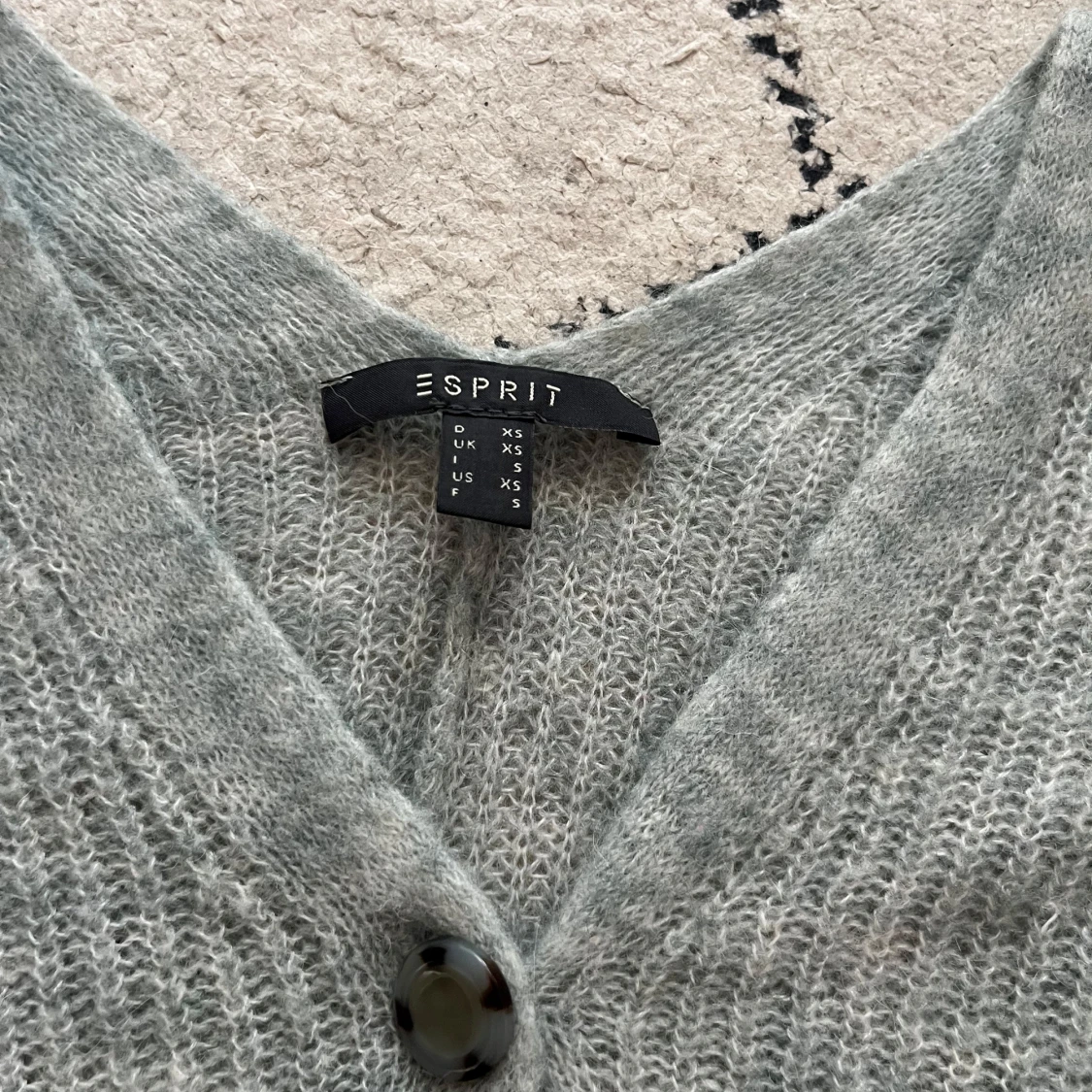 Ljusgrå stickad kofta från Esprit