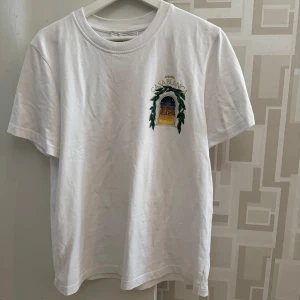 Vit Casablanca T-shirt - Säljer då jag använder den alldeles för sällan. Använd ca 4-5ggr och inköpt via Miinto i februari 2024. Den har tryck på både fram och baksida. Detta är en Size M. Digitalt kvitto finns.  Skriv gärna i chatten om det dyker upp några funderingar😄