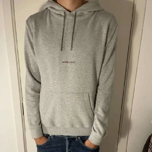 Saint Laurent hoodie  - Säljer nu min super feta Saint Laurent hoodie i grå färg och storlek medium, skriv för fler bilder/frågor🙌🏼