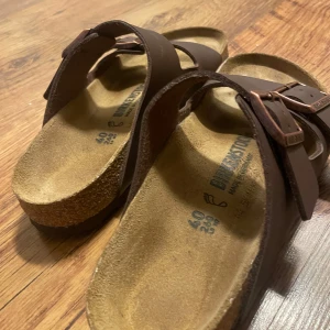 Bruna Birkenstock-sandaler - Ett par jättefina sandaler som tyvärr är för stora för mig :( Jag har endast provat på dem inomhus några gånger så de är i nyskick!