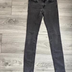 Mörkgrå Replay jeans, W28 L32, ny utan prislapp - Skicka gärna vad du tycker att jeansen är värda, jag är öppen för bud, skicka gärna ett! Mörkgrå jeans från Replay i storlek W28 L32 – ny utan prislapp, knappt använda. Slimmad passform i stretchigt material med snygg tvättad effekt. Perfekta bas jeans för både vardag och mer dressade looks. Nypris ca 1 500 kr – mitt pris: 599 kr. Kika gärna in min profil, jag lägger upp fler liknande plagg löpande!  Replay jeans grå mörkgrå W28 L32 dam slim fit stretch denim ny utan prislapp knappt använda stil