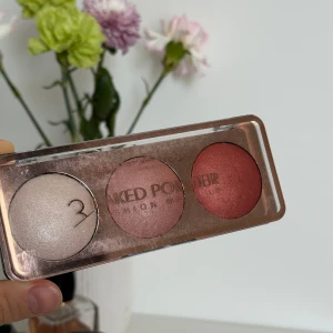 MSYAHO Naked Powder Trio - Palett med tre puder från MSYAHO: en skimrande ljus highlighter, en rosatonad rouge och en djupare rödbrun rouge. Perfekt för att skapa glow och färg i ansiktet. Kommer i en smidig plastförpackning med transparent lock.