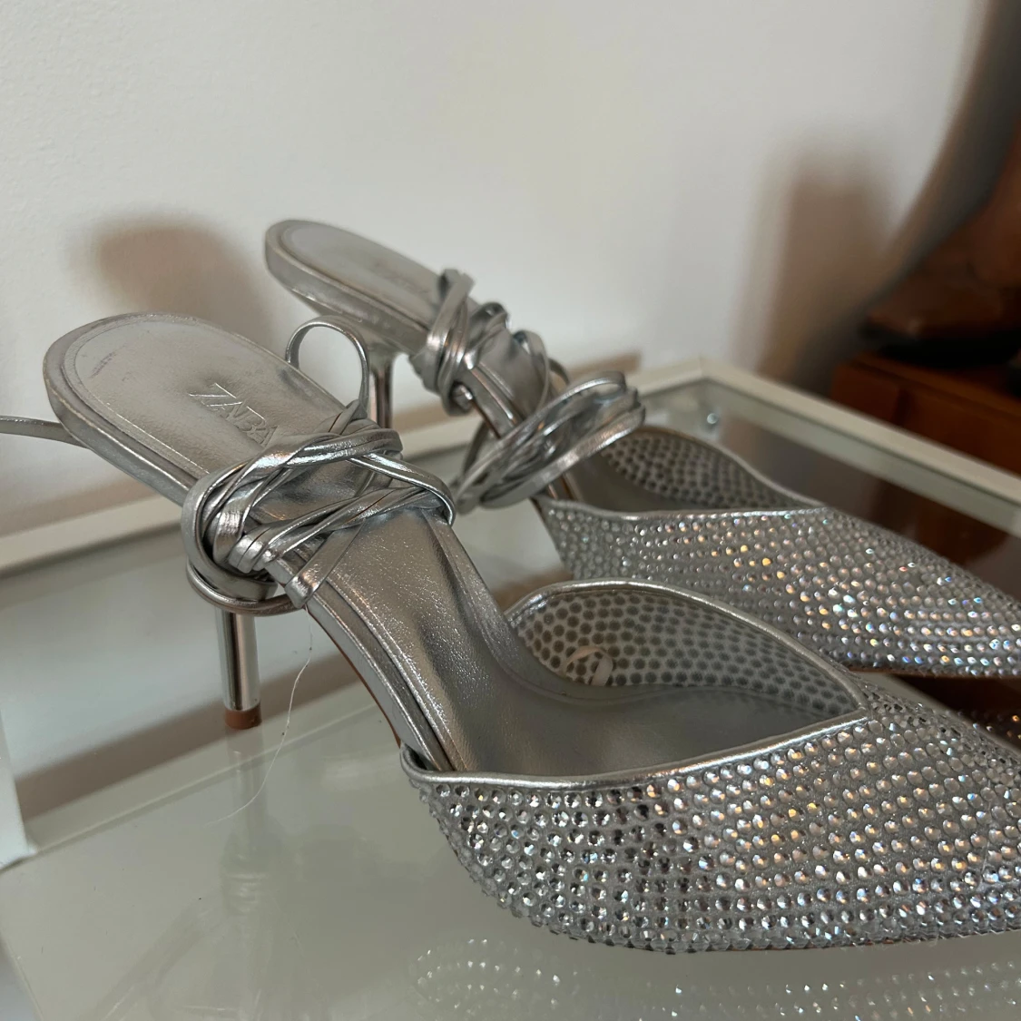 Silvriga pumps med strass från Zara - 1