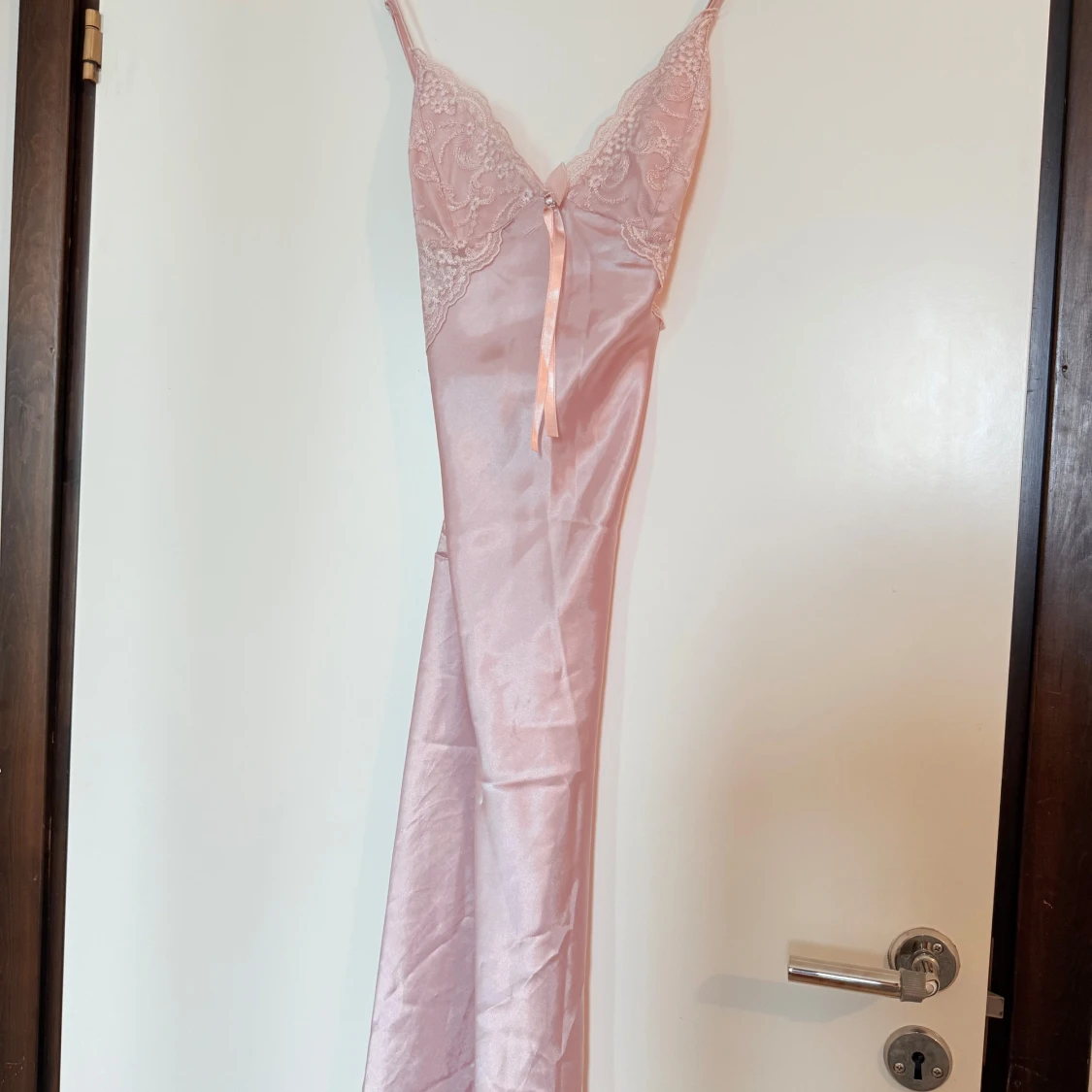 Ljusrosa långklänning i satin med spets - 3