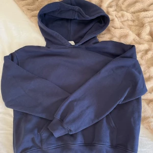 Mörkblå hoodie från Gina Tricot XS - En basic mörkblå hoodie från Gina Tricot i storlek xs. Använd men i bra skick