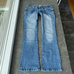Lågmidjade jeans  - Så snygga jeans som tyvärr inte passar mig och har därför ingen bild på! Midjemått tvärsöver: 44cm Midjehöjd: 19cm Inerbens längd: 81cm💕