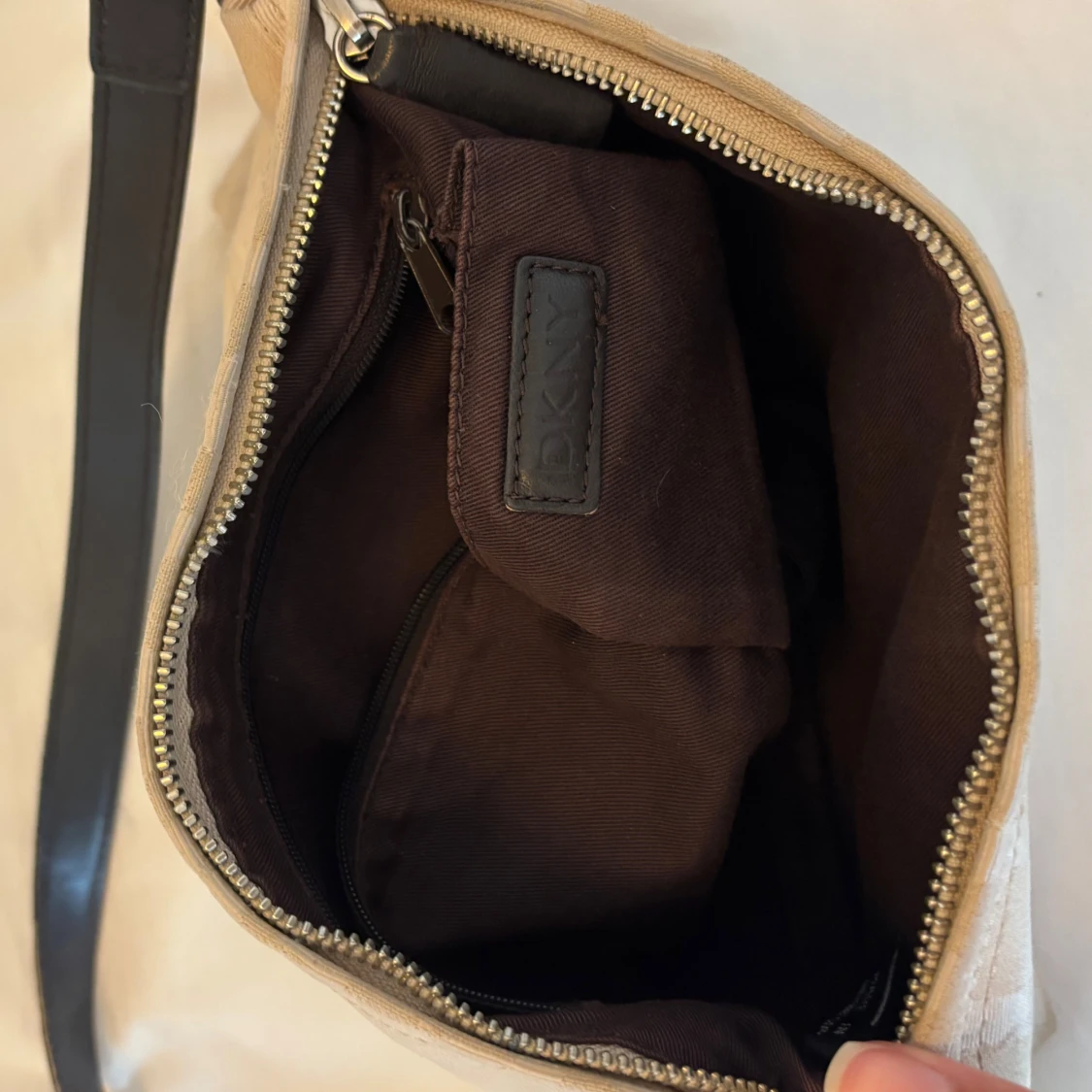 Beige axelväska vintage från DKNY - 2