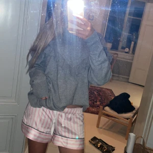 Grå volangtröja från H&M - Supermysig grå tröja från H&M med volangdetalj över bröstet och axlarna. Långärmad och i mjuk Woolf blend, perfekt för chill dagar eller när du vill ha något enkelt men ändå gulligt. Rund halsringning och relaxed fit.