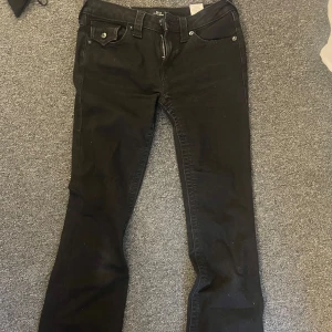 Svarta bootcut jeans från True Religion - Svarta bootcut jeans från True Religion. Storlek 26. Modell Becca. Lite slitna vid foten men annars så är de i ett väldigt fint skick. Använd fåtal gånger. Skriv för fler bilder. 🫶🏼Pris kan diskuteras vid snabbt köp🤎köpt för 1299kr