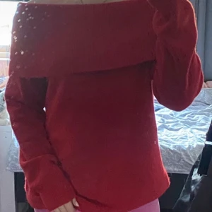Stickad off shoulder topp - En jätte mysig stor off shoulder stickad tröja! Aldrig andvänd 
