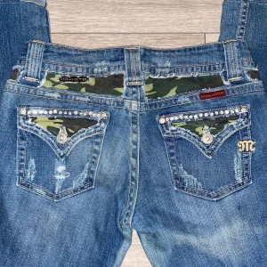 Miss Me jeans  - Säljer dessa blå jeansen från Miss Me med snygga camouflage-detaljer på fickorna och strass längs kanterna. De är special edition och är storlek 29/S💞