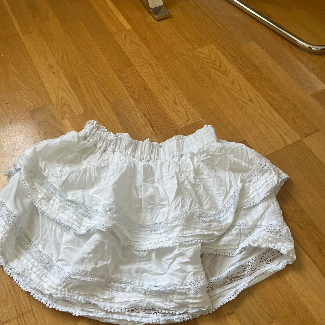 Vit volangkjol med spets från BikBok