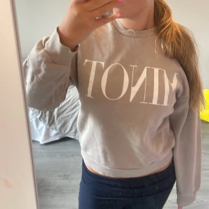 Beige sweatshirt - En beige sweatshirt med text ”Minot” på säljer denna då den har blivit för liten