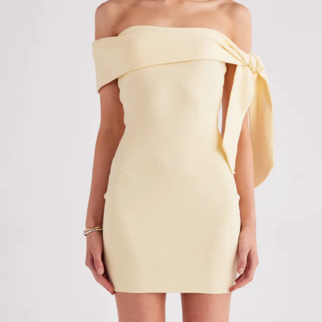 Ljusgul klänning  - 1