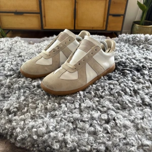 Maison margiela gats - Säljer dessa feta och basic mm9 gats i storlek 43 osäker på om dom är äkta köptes på vinted kom privat för frågor och funderingar! Endast skor följer med om du köper annonsen 