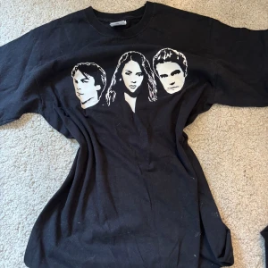 Svart tvd t-shirt - Svart the vampire diaries t-shirt med Elena, Damon och Stefan. Fin fit och cool design! Hör gärna av er vid frågor eller intresse och kolla in resten jag säljer!