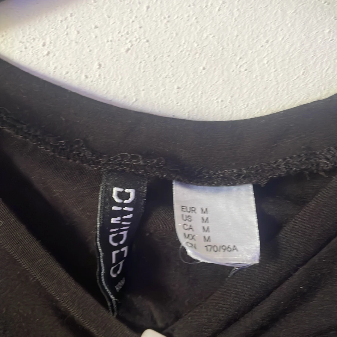 Svart basic topp från Divided - 2