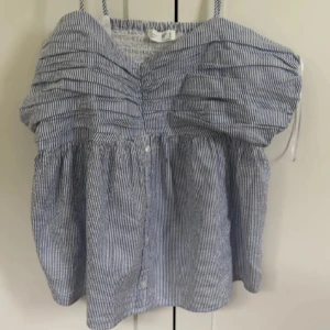 Blåvit babydoll blus - Supersöt blus som är helt oanvänd! Är storlek M men passar perfekt på mig som har S