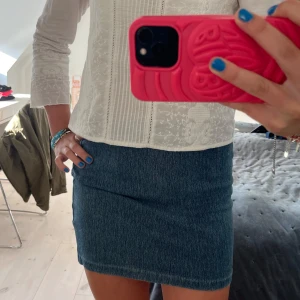 Blå jeanskjol - Säljer en blå jeanskjol i kort modell med rak passform. Kjolen har en enkel design utan slitningar eller dekorationer och stängs med dragkedja bak. Perfekt till sneakers till sommaren❤️❤️❤️🙏🙏🙏
