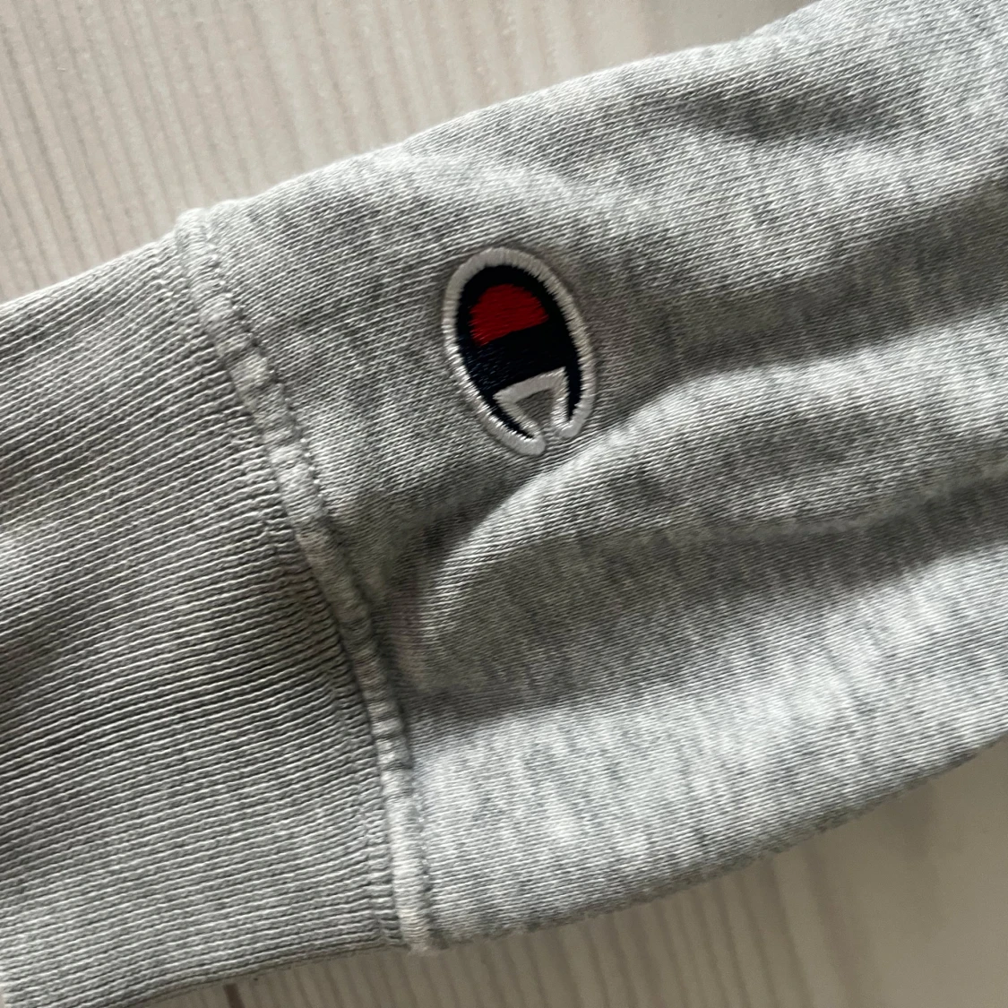 Grå hoodie från Champion - 1