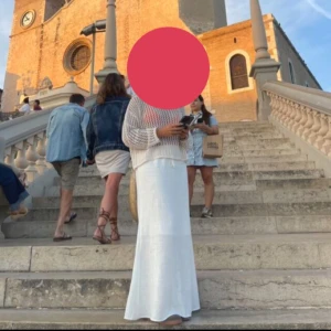 Vit långkjol i linne  - Superfin vit långkjol i linne med elastisk midja och snörning. Kjolen har en rak och luftig passform som ger en chill vibe. Det är som en underkjol (som syns på sista bilden) så det inte blir genomskinligt vid trosorna, jag har aldrig tänkt på underkjolen även om de kanske syns lite. Använd typ 1-2 gånger. På bilden har jag den som low waisted så att kjolen skulle bli längre vid benen om jag sätter ”vanligt” så är den över vaderna på mig (jag är 169cm)