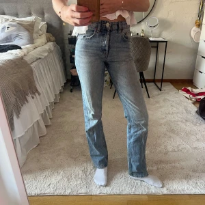 Blå jeans - Blå mid jeans från Zara. Modellen är straight. Jeansen har några defekter (se bild). Storlek 32 med passar mig som är 168 cm. Vid intresse kan jag skicka fler bilder! 💕