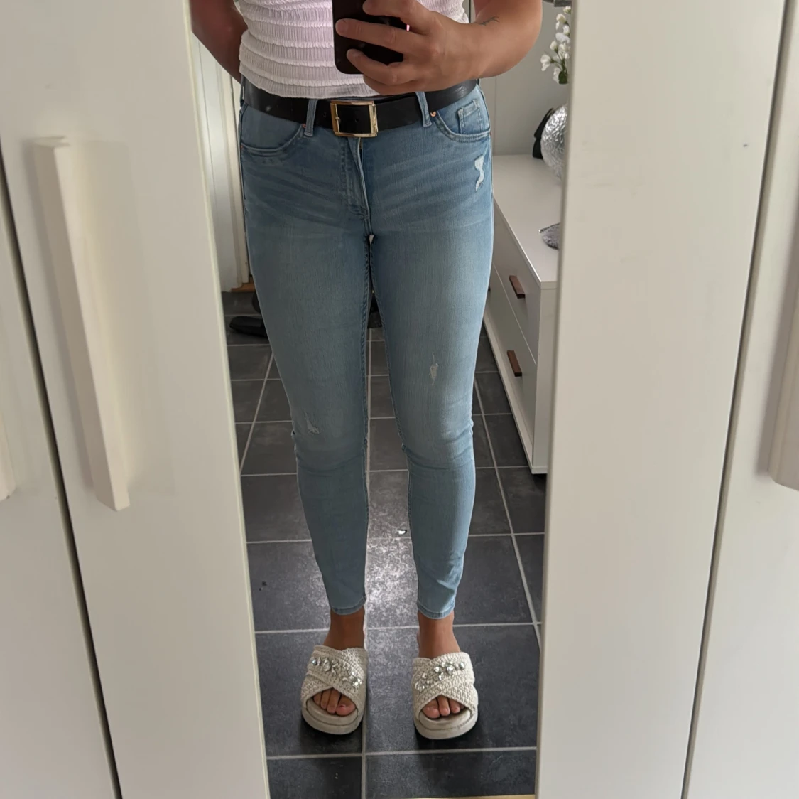 Ljusblå skinny jeans med slitningar