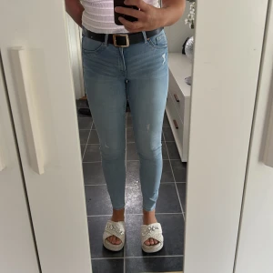 Ljusblå skinny jeans med slitningar - Jeans, Storlek 36. Endast testade så fint skick😊