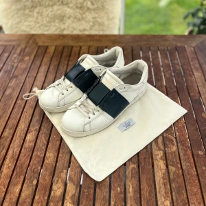 Valentino open  - Säljer nu mina valentino open🔥 | Storlek: 45  | Skick: 7/10, nyligen limmade på några ställen där sömmen börjat släppa men fixad billigt med stygn hos skomakare | Nypris: 7000+kr , mitt pris: 1799kr  |Skriv vid minsta fundering📝 | Skickar alltid inom 24 timmar📦