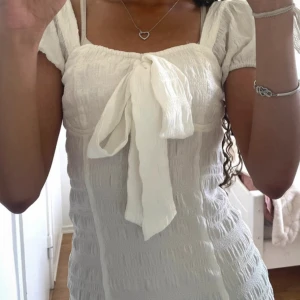 Coquette klänning - Jättesöt klänning som ej kommer till användning💗Den passar storlek 32-36 då den har ett väldigt stretschigt material.🎀